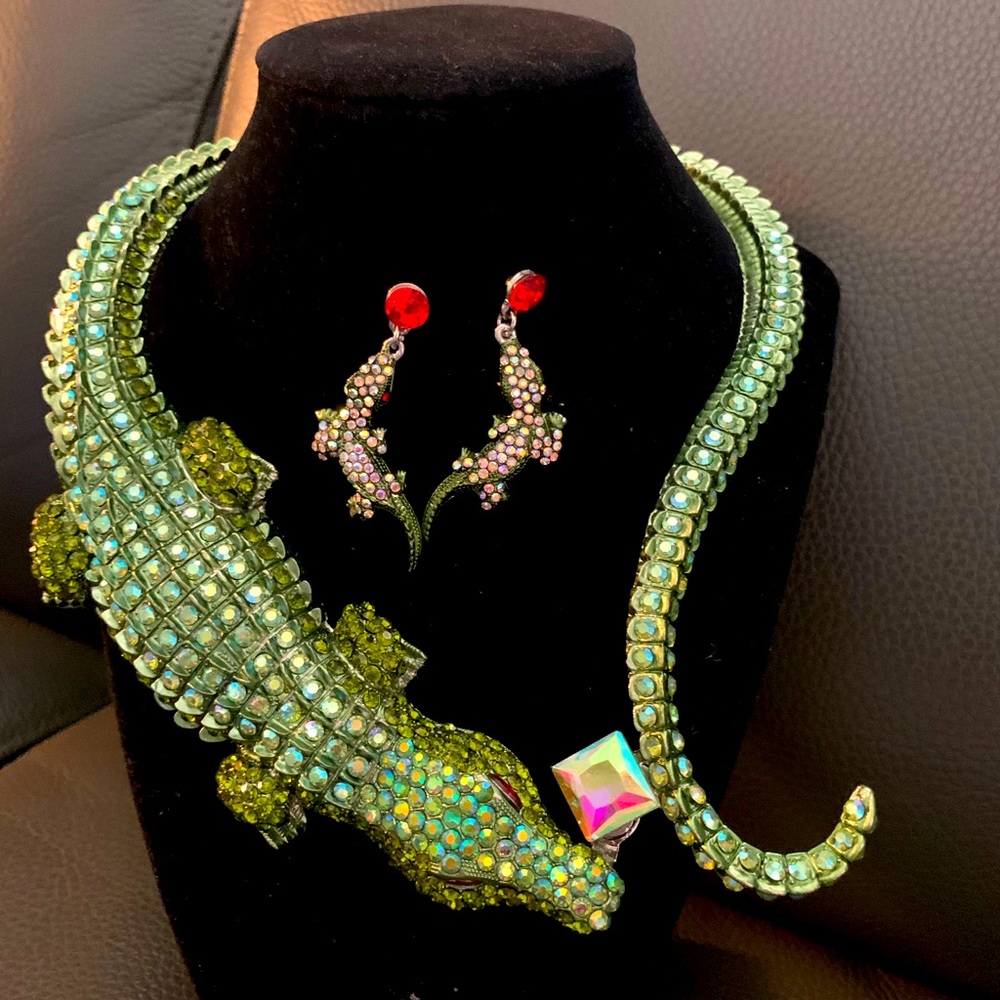 Fashion jewelry at its best. Bling Queen Aligator wrap necklace